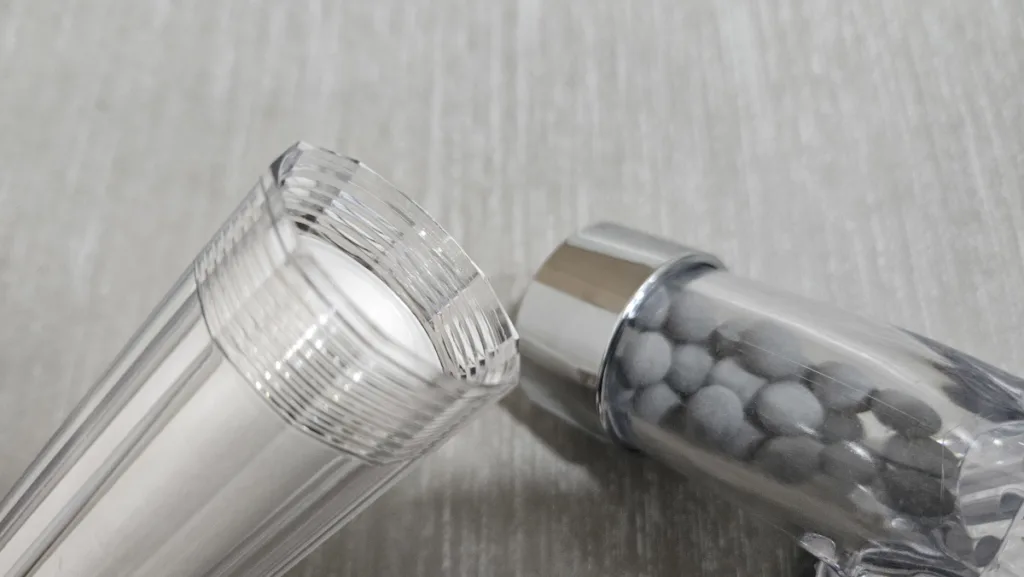 투명한 플라스틱 재질은 강한 힘을 가하면 파손될 수 있다