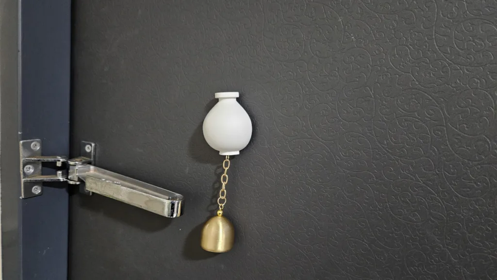 현관문 실내측 중간 부분에 붙여두면 현관문을 열고 닫을 때 살짝 은은하게 소리가 난다