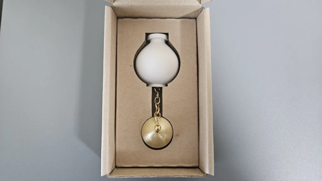 달항아리 도어차임 패키지를 개봉한 모습