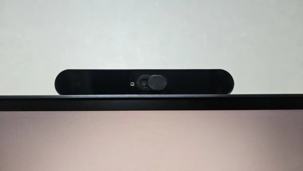 카메라 렌즈 가리개를 붙인 모습