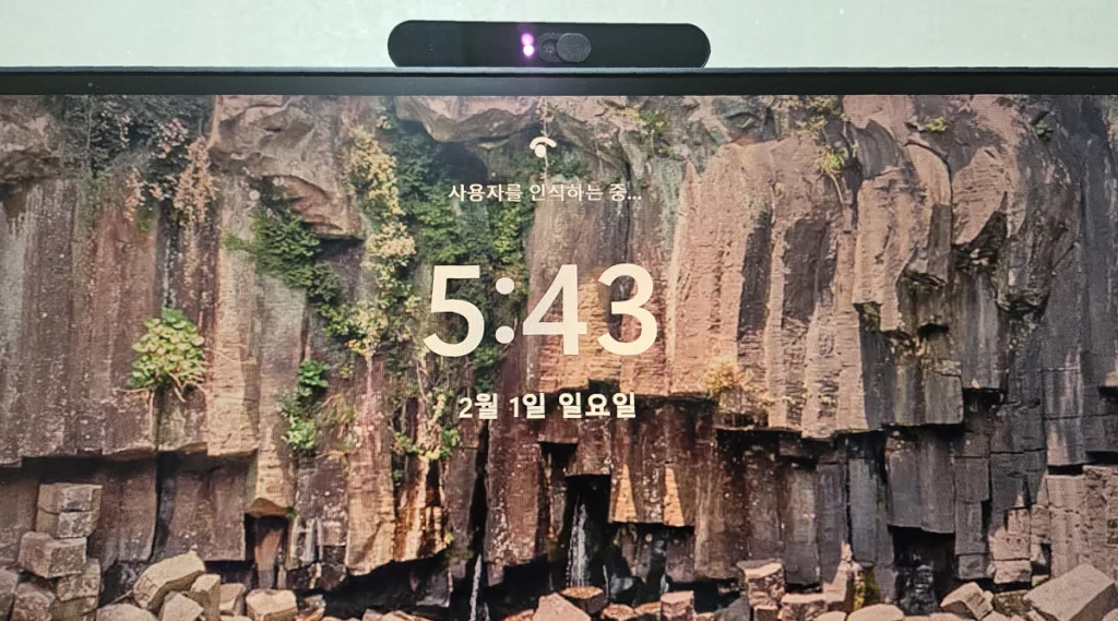 윈도우 잠금 화면에서 얼굴 인식 진행 중인 모습