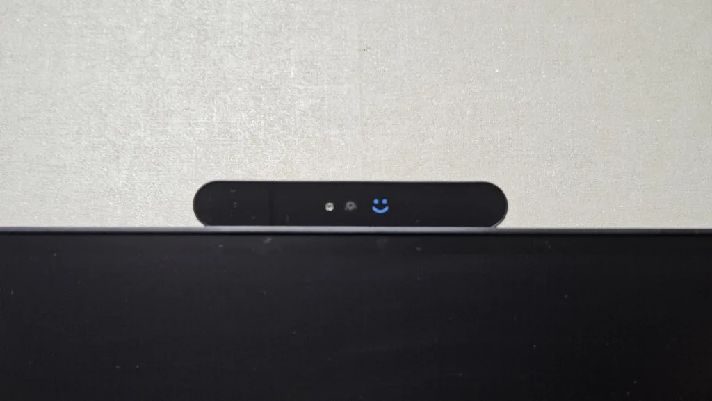 윈도우 헬로 웹캠을 모니터 상단에 설치한 모습