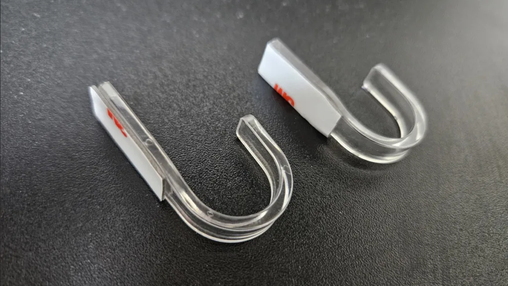 온도조절기 뒷면에 후크를 부착할 수 있도록 양면테이프를 붙인다