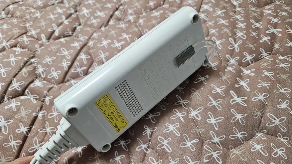 전기매트 온도조절기 뒷면에 후크를 붙인다. 투명 겔 양면테이프를 이용하면 더 깔끔하다