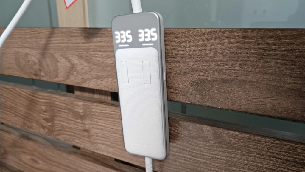 침대 헤드에 걸어둔 전기매트 온도조절기 모습