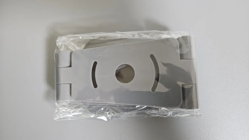 투명 비닐에 포장되어 있는 다이소 스마트폰 거치대 모습