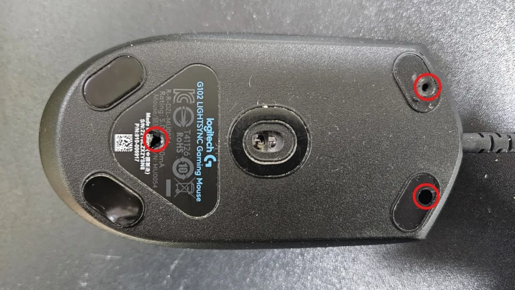 마우스 바닥의 나사 3개 제거