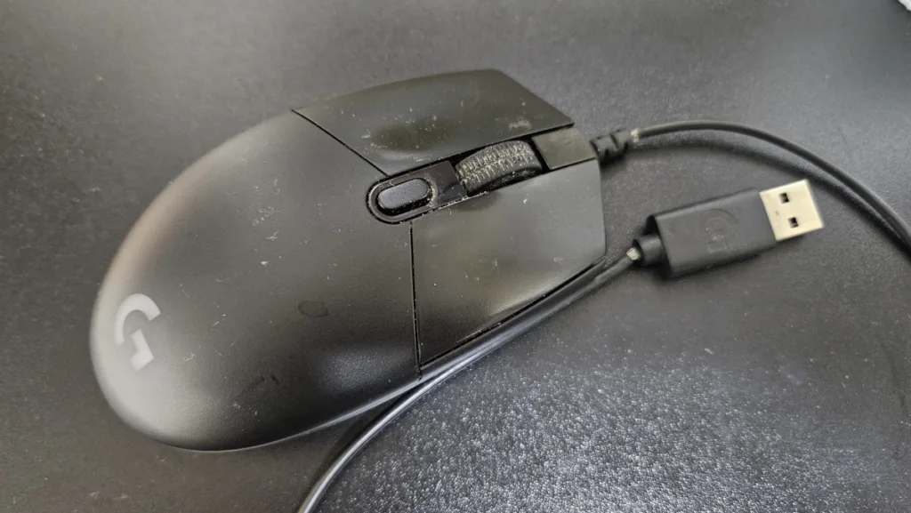 수리 예정인 로지텍 G102 마우스 — 케이블 피복이 벗겨지고 지저분하여 세월의 흔적이 역력하다