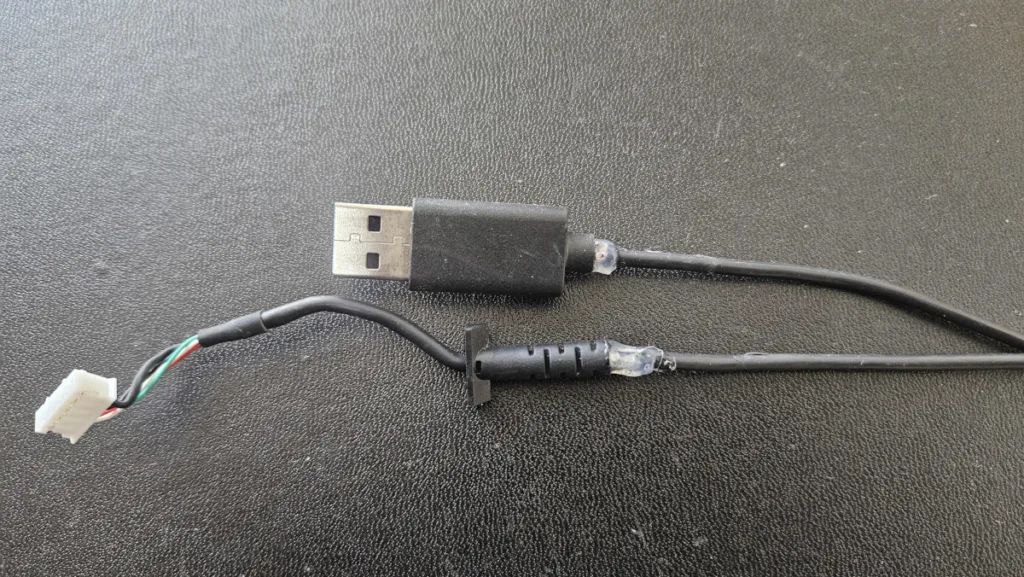 마우스 케이블 벗겨진 부분을 글루건으로 보수한 모습