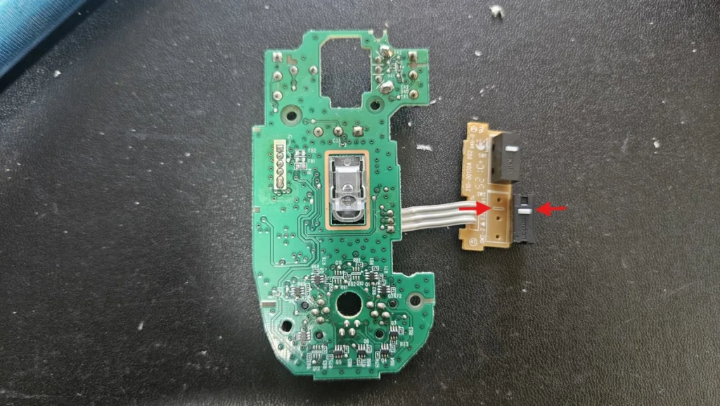 스위치 방향에 유의하여 납땝한다. PCB에 방향이 인쇄되어 있어 편리하다