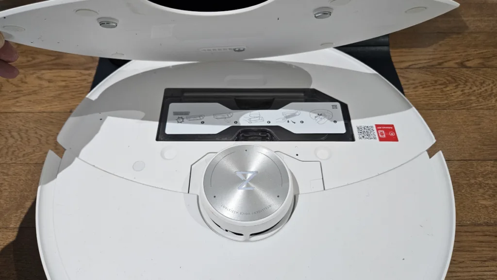 마그네틱 상단 커버를 분리하면 설치 QR 코드가 보인다