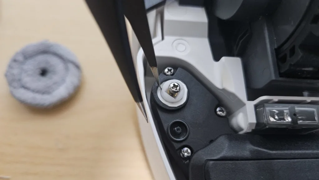 사이드 물걸레를 본체에 넣고 가공된 마우스 피트를 핀셋으로 눌러 삽입하는 모습