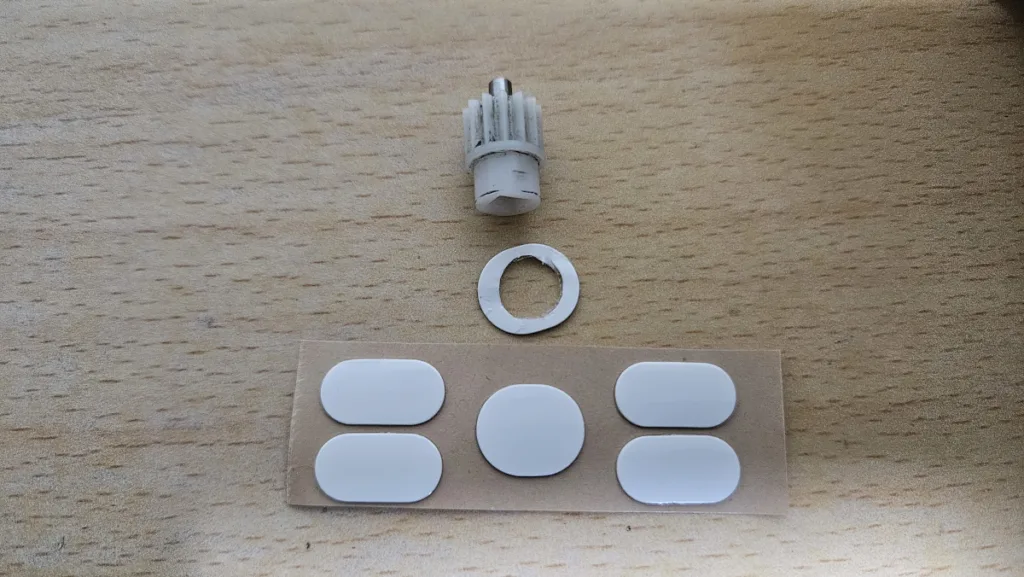 마우스 피트를 사이드 물걸레 기어에 맞게 잘라낸 모습