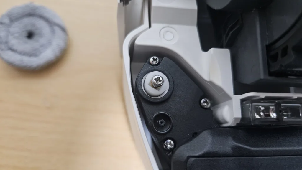 링 형태로 가공된 마우스 피트가 기어와 함께 자리 잡은 모습