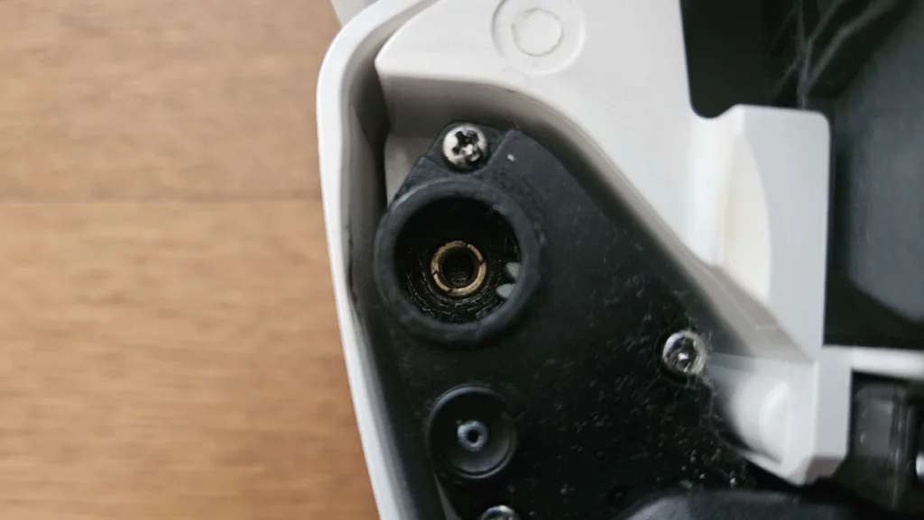 고장난 로보락에는 부싱이 보이지 않는다