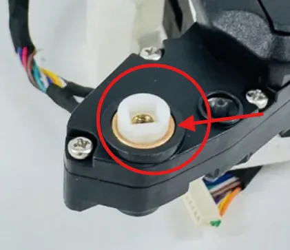 정상 로보락에는 사이드 물걸레 기어가 빠지지 않도록 부싱이 부착되어 있다