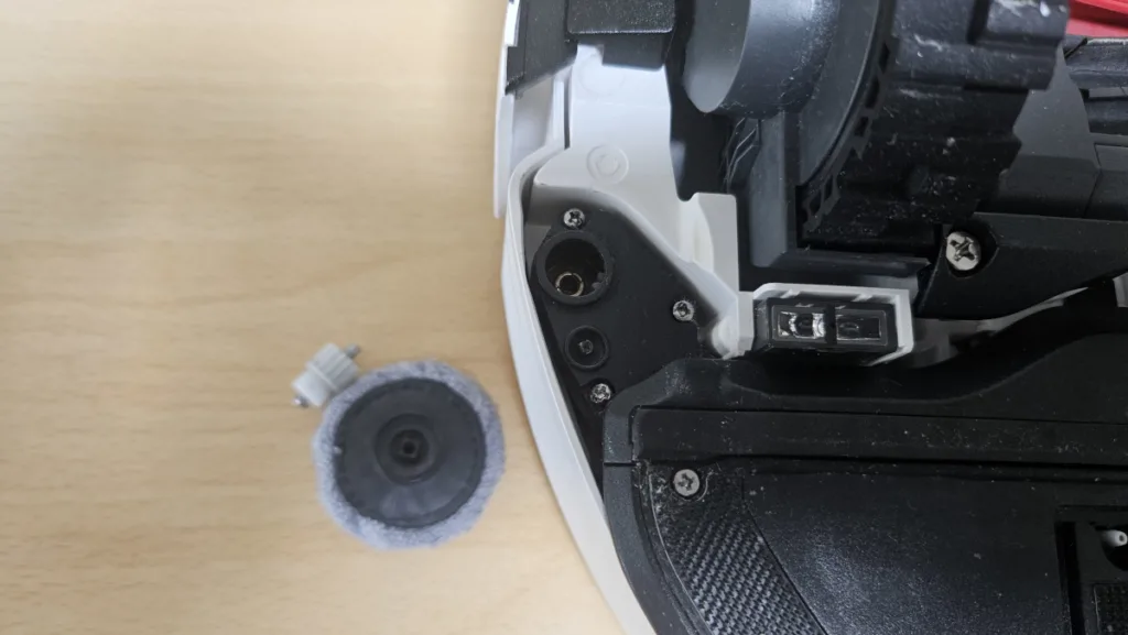 기어와 함께 빠져버린 로보락 사이드 물걸레(Side Mop)