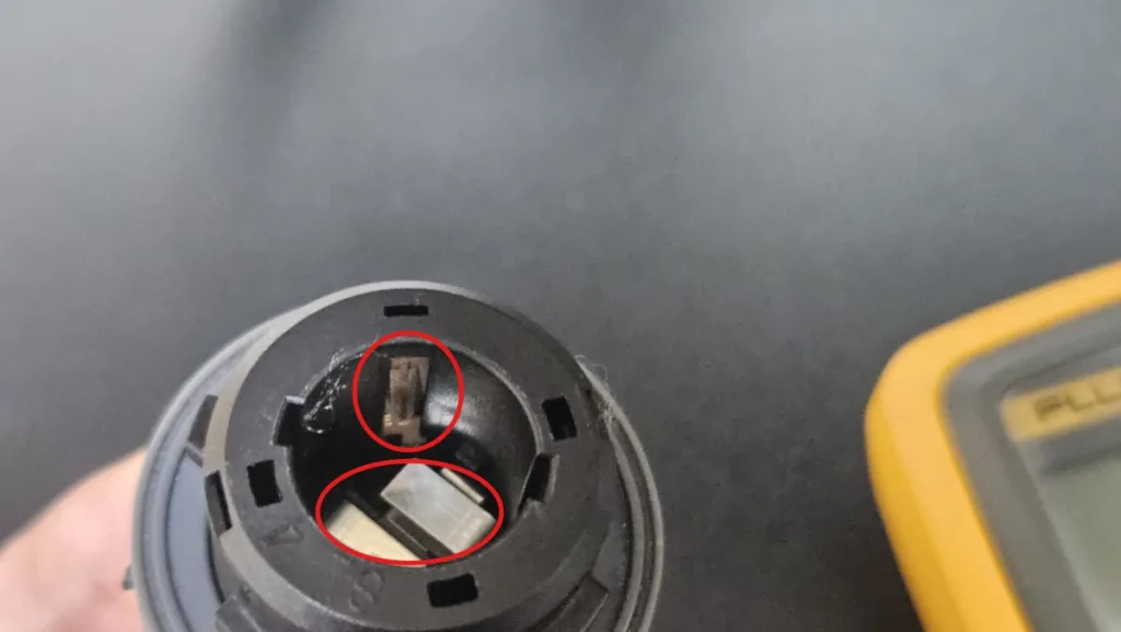 전구 소켓 내부 금속 단자의 모습. 자동차 방향지시등이 빠르게 깜박일 때 접촉 불량일 가능성이 있다