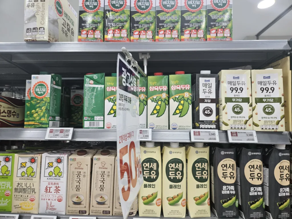 매대에 진열된 두유들